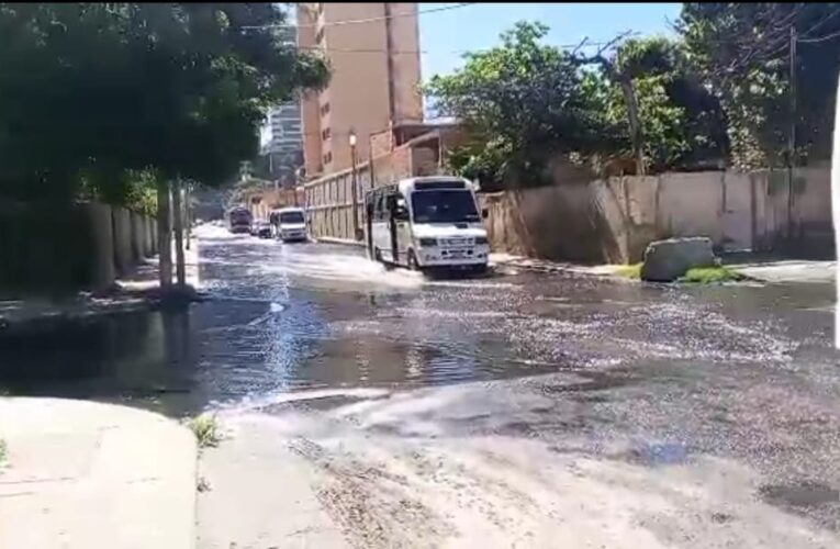 Puerto Viejo se inunda de aguas putrefactas