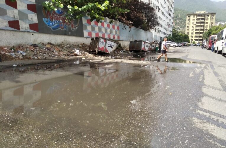 Aguas pestilentes y basura bordean la Opppe 26