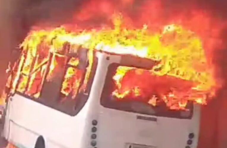 El fuego devoró buseta en Montesano