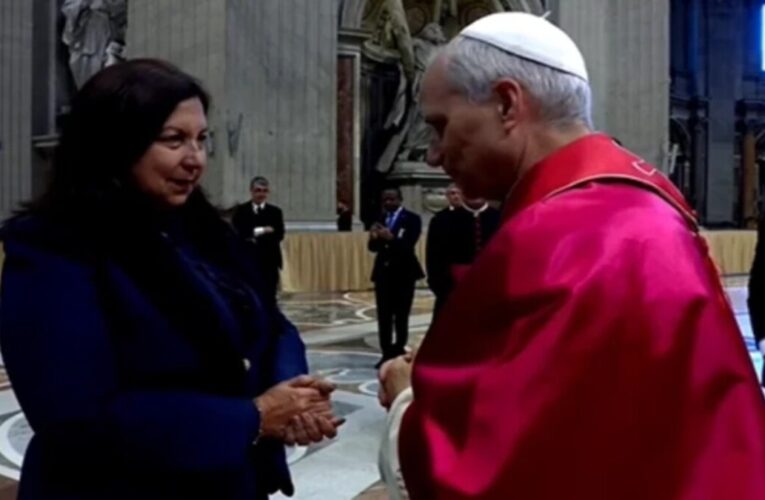 Carmen Meléndez sostuvo encuentro con el papa León XIV en la Plaza San Pedro