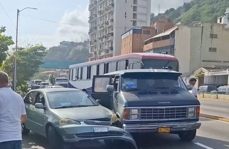 Minibus y Corolla chocaron en La Guaira