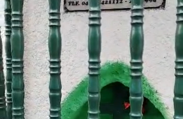 Le llevan flores a la Cruz de Mayo de Manita
