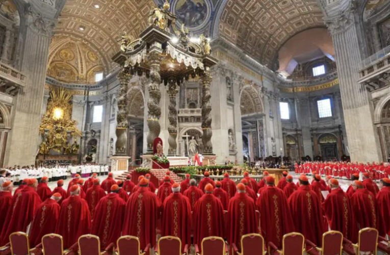 Cardenales que elegirán al nuevo papa se encuentran en Roma