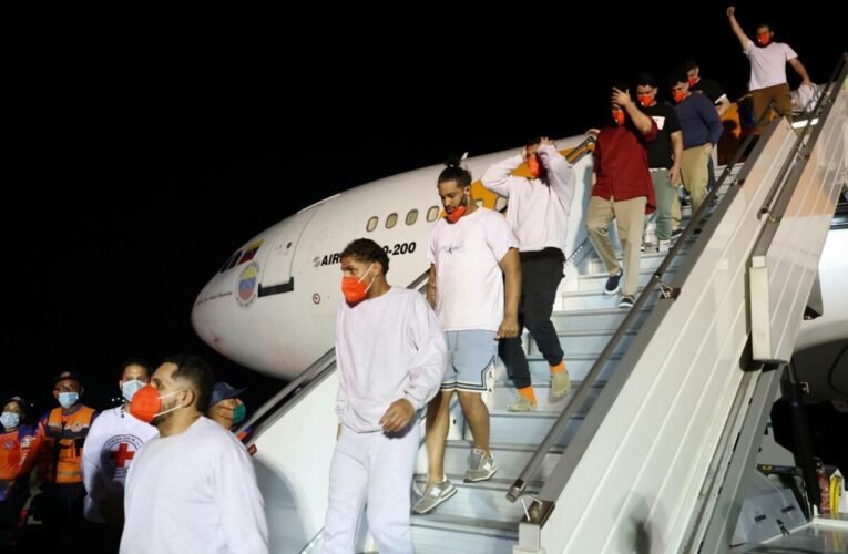 Llegan más deportados de EE.UU.