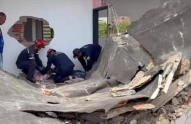 Se cayó una parte del edificio Centro América en Macuto