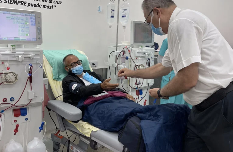 Obispo Pablo González bendijo a pacientes de la Clínica Popular Alfredo Machado