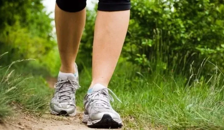 Caminar reduce hasta un 16% el riesgo de desarrollar 13 tipos de cáncer