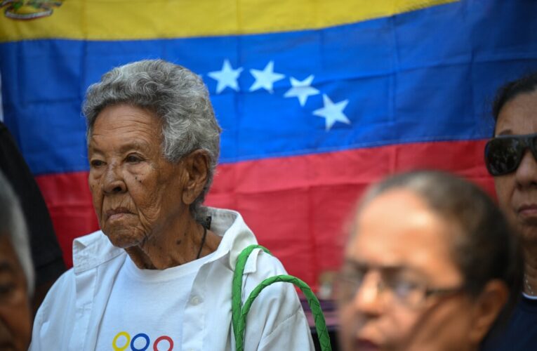Pensionados reciben Bs 4.700 de bono de guerra