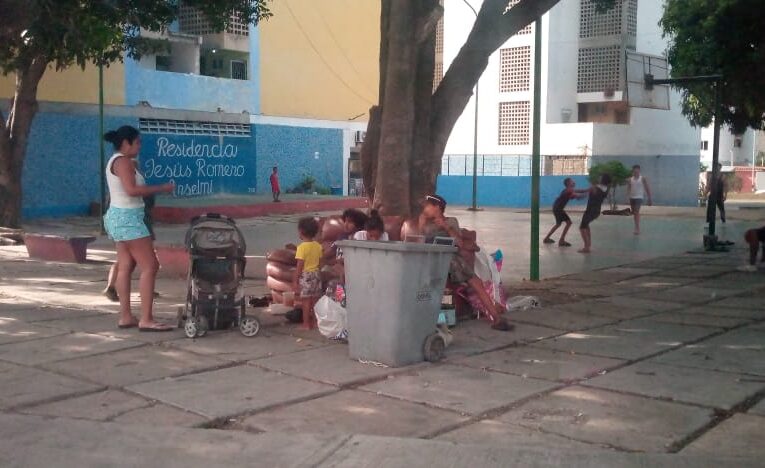 Familia deambula por la plaza de Tanaguarena