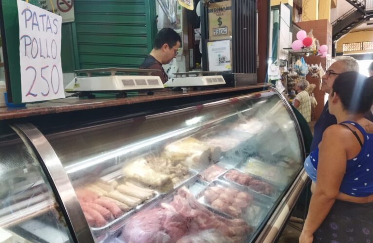 Con patas de pollo y carne molida se resuelve la gente