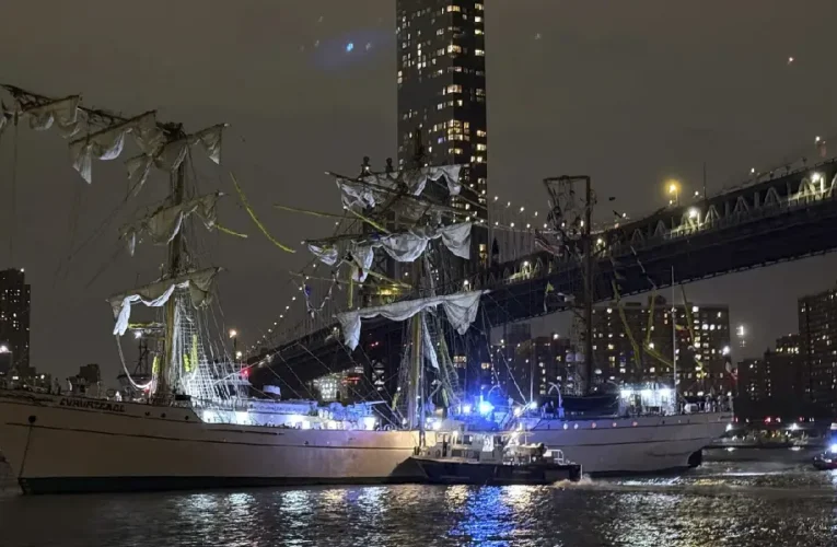 Buque de la Armada de México choca contra el puente de Brooklyn