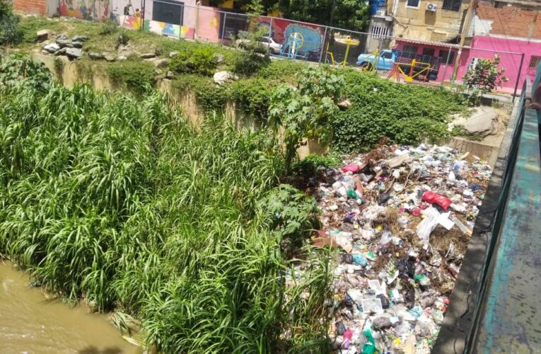 Urge limpieza de la quebrada de Vía Eterna
