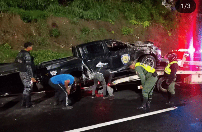 2 heridos en vuelco en la autopista