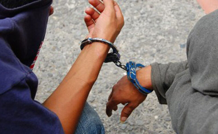 Adolescentes presos por colocar cloro en el termo de un compañero de clases