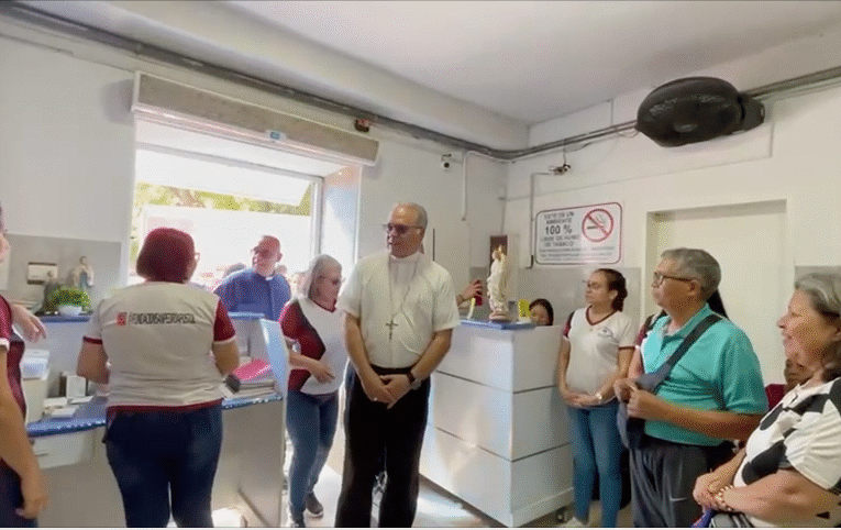 Obispo continúa con su acercamiento al pueblo