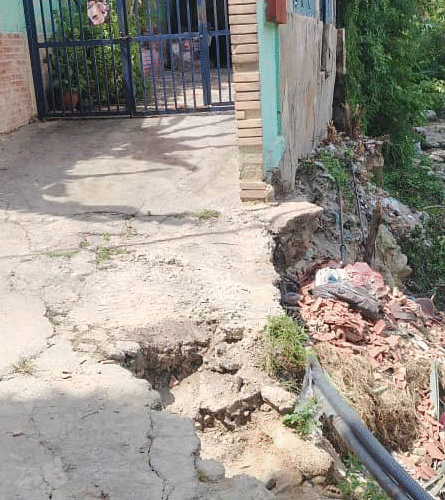 Piden muro de contención para casa en El Cojo