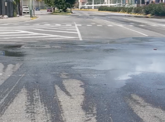 Aguas servidas generan caos vial en la avenida La Playa