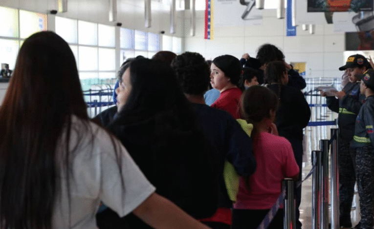 Llegan 135 deportados de EEUU