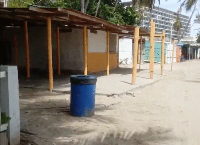Impiden remodelar su kiosco a trabajadora de playa Sheraton