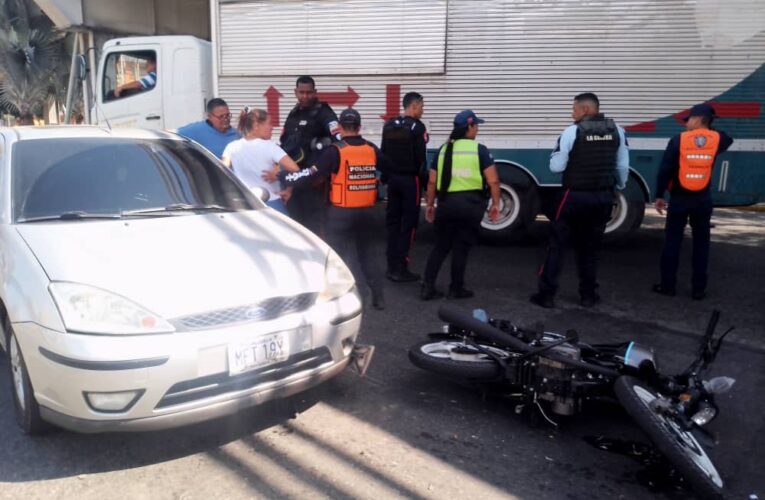 Choferesa chocó por detrás a motorizado