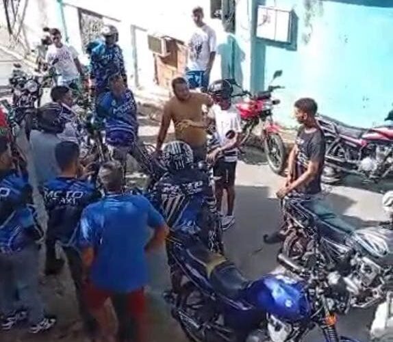 Mototaxista arrolla a niño y la línea amenaza a los padres