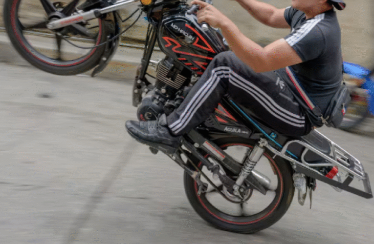 Lo detienen por hacer motopiruetas en el aeropuerto