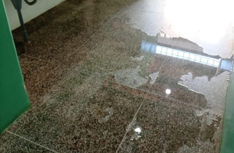 Aguas servidas se rebosan en los baños de la escuela Vista al Mar