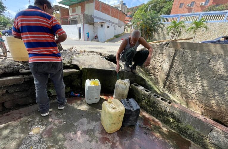 En Barrio Aeropuerto se abastecen a punta de bidones