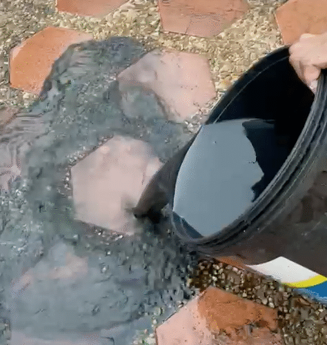 El agua llega negra y putrefacta a La Fundación