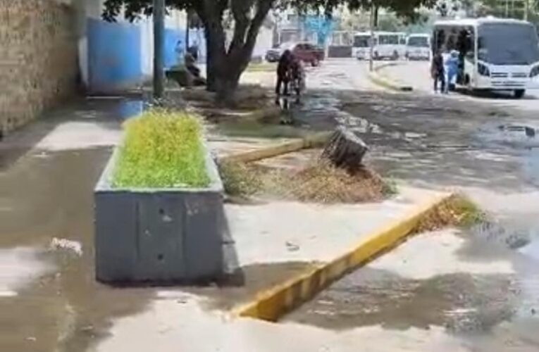 Aguas de cloaca inundan la principal de Caribe