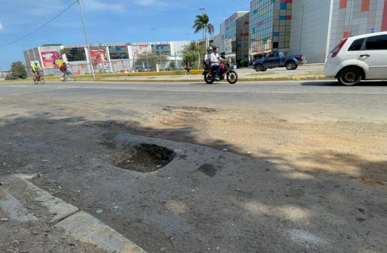 Se hunde avenida frente al terminal de Catia la Mar
