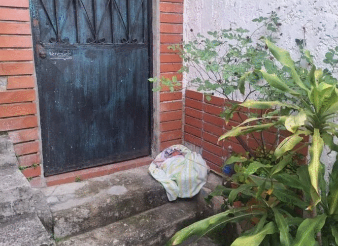 Recién nacido fue hallado en la puerta de una casa en Baruta