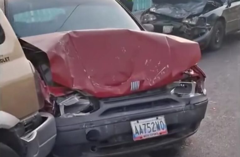 Chocaron a 2 carros en la cola para echar gasolina