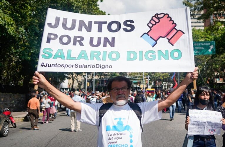 Suspenden el sueldo a 8 mil educadores