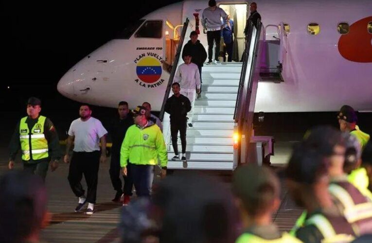 Llegan 319 migrantes deportados de EE.UU