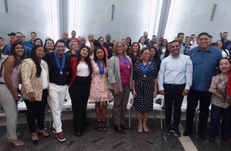 Entregan la Orden Casto Fulgencio López a periodistas
