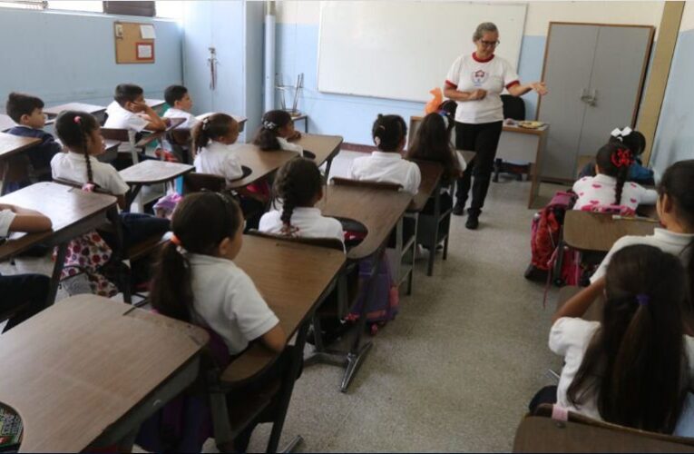 Docentes culminan el año con salarios congelados