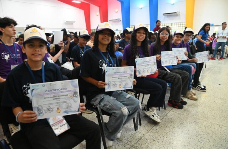 Jóvenes  reciben reconocimiento por ganar las Olimpiadas de Astronomía y Robótica Creativa