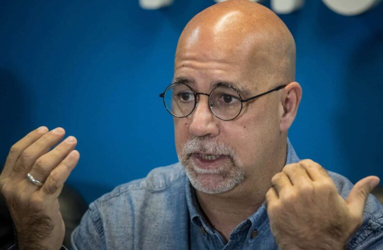 Puerta giratoria: Unos salen y otros entran