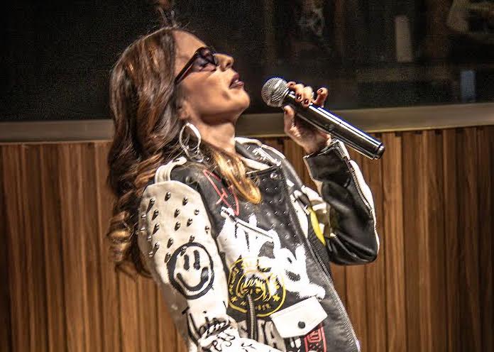 Irazú encendió el Hard Rock Café con su tour «Después del Fuego»