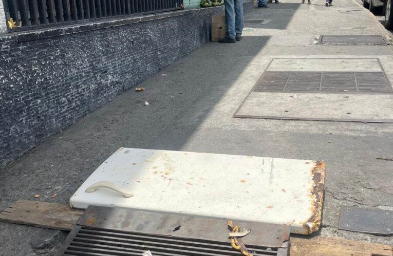 Alcantarilla mortal frente al antiguo Mercantil