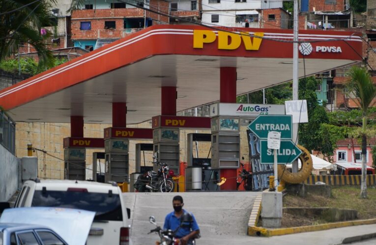 Las gasolineras dolarizadas llenan los tanques sin límites
