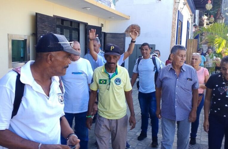 Jubilados de la alcaldía claman por sus bolsas de alimentos