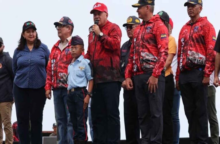 Ministro Cabello reconoció trabajo bomberil y entregó equipos desde La Guaira