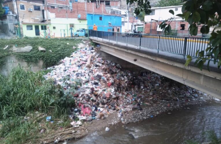 Exigen limpiar quebrada Tacagua en su parte alta