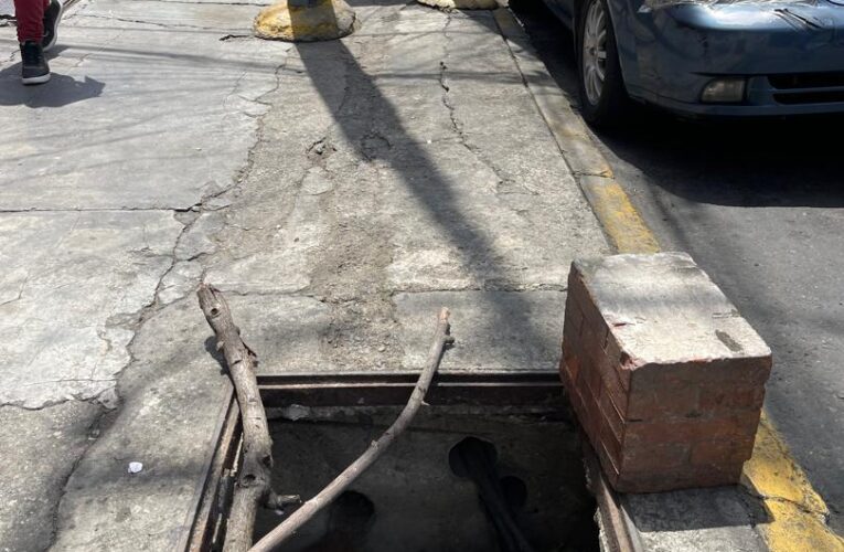 Tanquilla eléctrica sin tapa frente a la jefatura