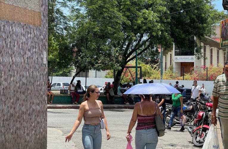 Recomiendan ropas claras e hidratación para evitar el golpe de calor