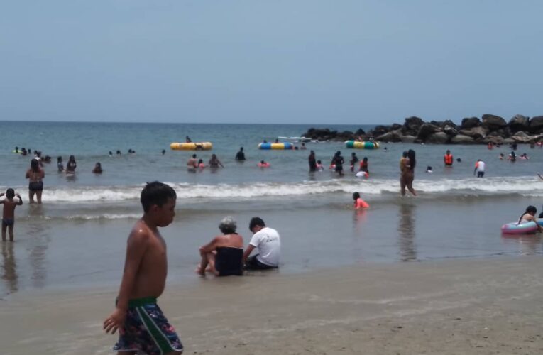 Playa Candilejas eleva la diversión con trampolines acuáticos