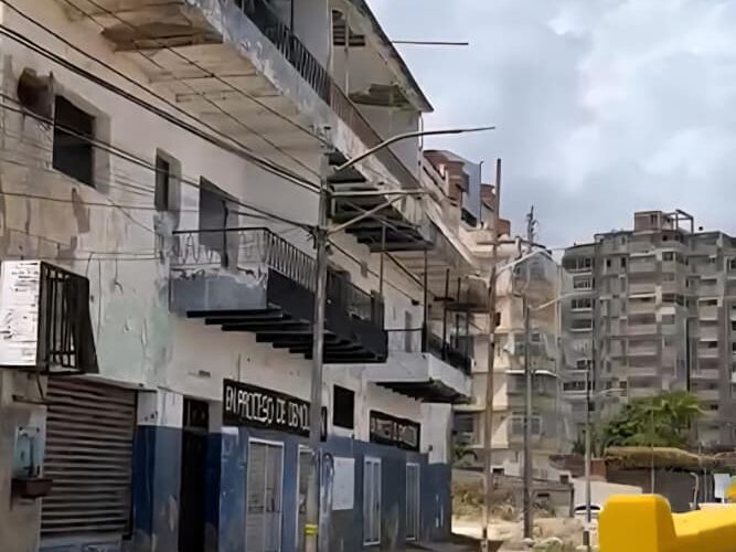 Piden demoler el Centro América