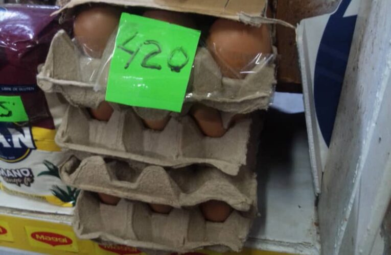 Medio cartón de huevos roza los Bs. 500
